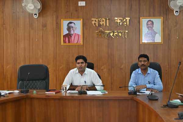 डिजिटाइजेशन कार्य पूर्ण होने पर जानकारी देते उपायुक्त