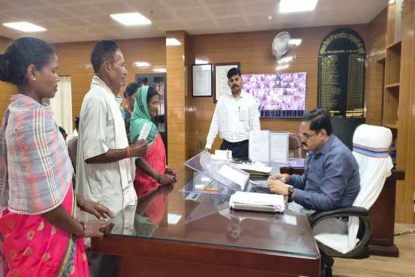 Public Grievance Redressal Day Held Under Gumla Deputy Commissioner's Chairmanship, Officials Directed for Prompt Action