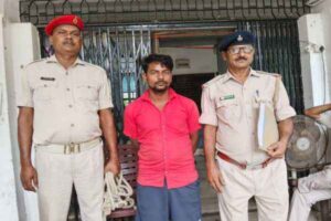 लाल वारंटी को गिरफ्तार करती पुलिस