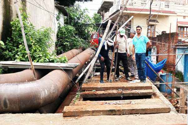 DVC की नई पाइपलाइन बिछाने का कार्य और पाइपलाइन पर अवैध निर्माण व बिजली के तार