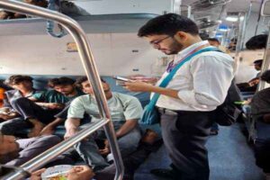 धनबाद मंडल में टिकट जांच अभियान चलाती रेलवे टीम
