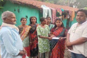 मृतक के परिजनों को आर्थिक सहायता प्रदान करते भाजपा मंडल अध्यक्ष
