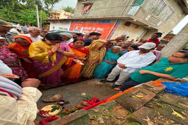 सड़क निर्माण कार्य का शिलान्यास करती विधायक डॉ. नीरा यादव