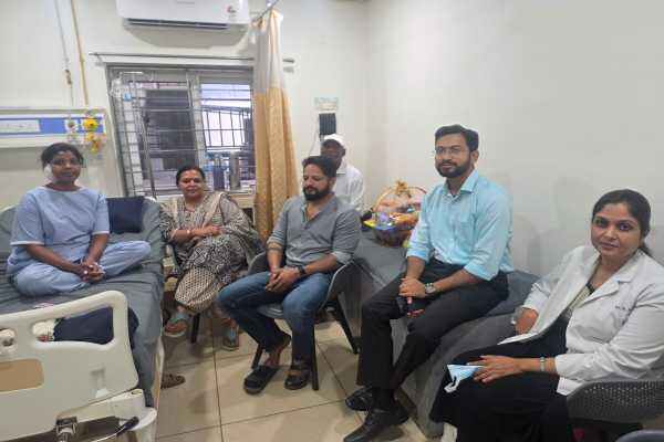 घायल नूतन कुमारी से मुलाकात करतीं मंत्री दीपिका पांडेय सिंह
