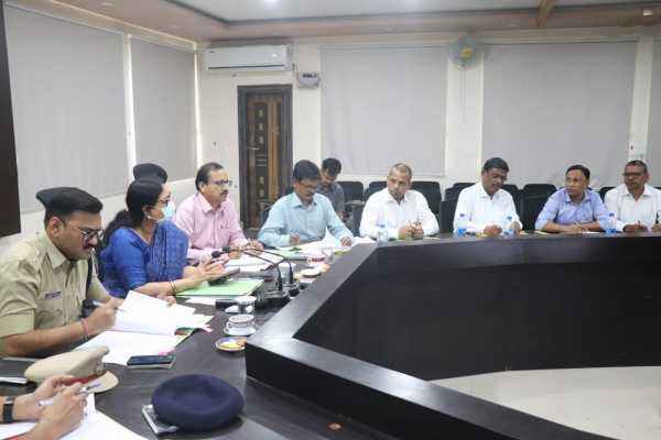 जिला स्तरीय सड़क सुरक्षा समिति की बैठक की अध्यक्षता करतीं उपायुक्त कंचन सिंह