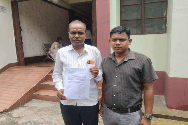 जर्जर सड़क की मरम्मत की मांग को लेकर उपायुक्त को ज्ञापन सौंपते ग्रामीण