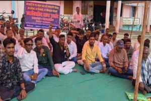 बुनियादी सुविधाओं की मांग को लेकर प्रदर्शन करते लावालौंग के ग्रामीण