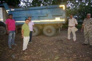 नीमडीह में संयुक्त छापेमारी के दौरान जब्त किया गया अवैध गिट्टी लदा हाइवा