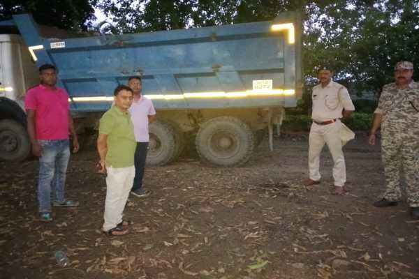 नीमडीह में संयुक्त छापेमारी के दौरान जब्त किया गया अवैध गिट्टी लदा हाइवा