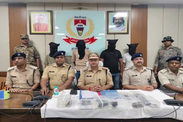 बड़कागांव मुठभेड़ के बाद गिरफ्तार अपराधियों के साथ बरामद हथियार