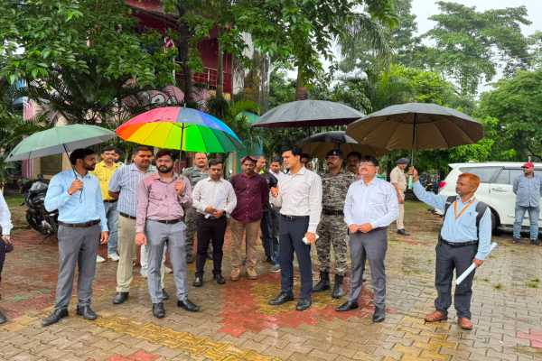 करमटोली तालाब एवं पार्क का निरीक्षण करते नगर आयुक्त सुशांत गौरव