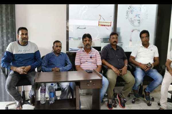 प्रेस वार्ता करते चैंबर पदाधिकारी