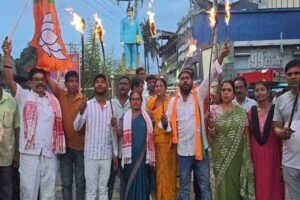 मशाल जुलूस निकालते भाजपा कार्यकर्ता