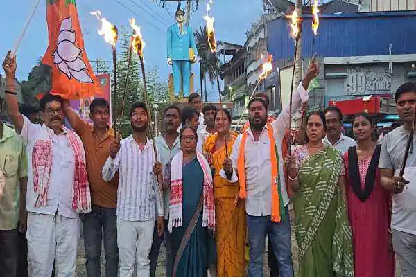 मशाल जुलूस निकालते भाजपा कार्यकर्ता