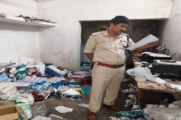 अवैध लॉटरी छापाखाने पर पुलिस की छापेमारी