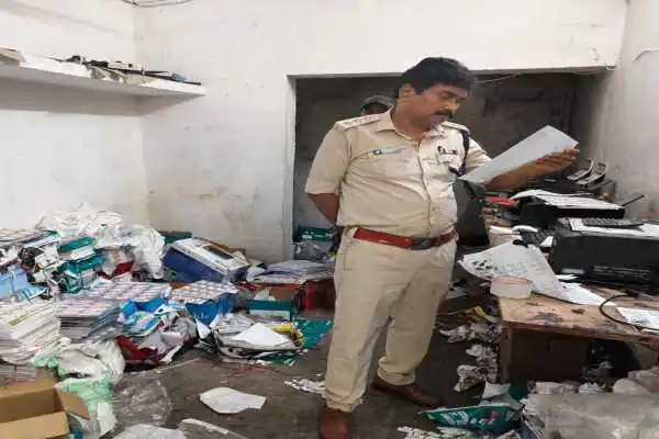 अवैध लॉटरी छापाखाने पर पुलिस की छापेमारी