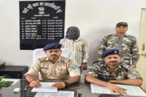 वारंटी को गिरफ्तार करती पुलिस टीम