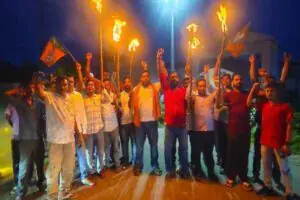 कुकड़ू में मशाल जुलूस निकालते भाजपा कार्यकर्ता