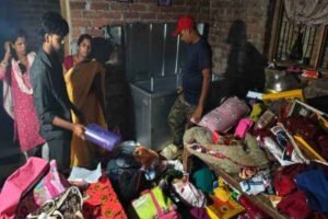 टूटा ताला और बिखरा सामान दिखाते पीड़ित परिवार