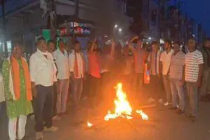 चतरा में मशाल जुलूस निकालते BJYM कार्यकर्ता