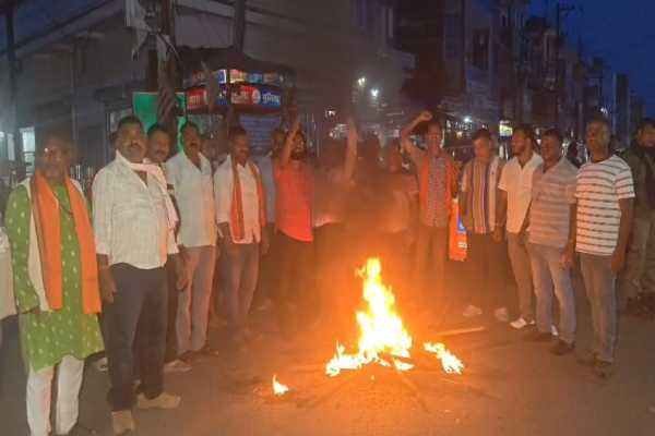 चतरा में मशाल जुलूस निकालते BJYM कार्यकर्ता