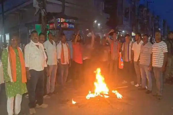 चतरा में मशाल जुलूस निकालते BJYM कार्यकर्ता