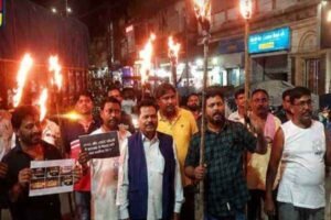 चक्रधरपुर में मशाल जुलूस निकालते भाजपा कार्यकर्ता