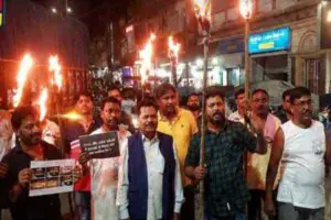 चक्रधरपुर में मशाल जुलूस निकालते भाजपा कार्यकर्ता