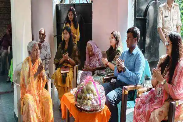 वृद्धाश्रम में बुजुर्गों से मुलाकात करते उपायुक्त मंजूनाथ भजन्त्री