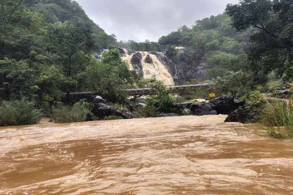 Chaibasa: Overnight rain causes Hirni Falls to overflow, tourists prohibited from going near the falls