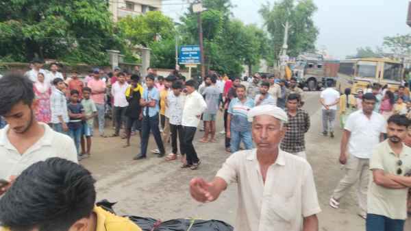 Palamu: Anger over guard's murder, villagers block road demanding arrest of criminals