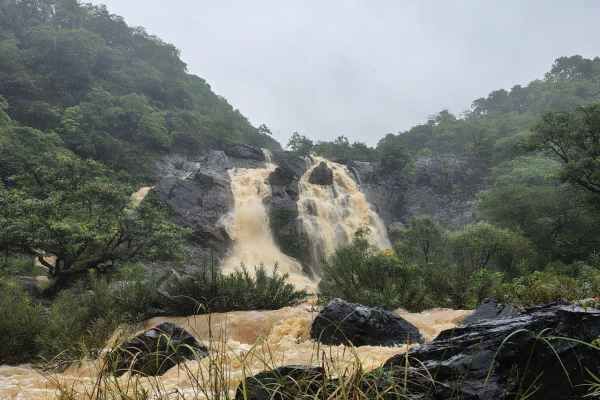 Chaibasa: Overnight rain causes Hirni Falls to overflow, tourists prohibited from going near the falls