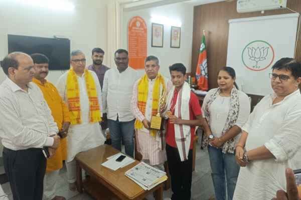 Jharkhand's Prithvi Dev Bhattacharya won gold in the All India Gymnastics Championship and was honored at the BJP state office.