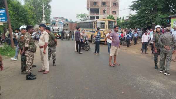 Palamu: Anger over guard's murder, villagers block road demanding arrest of criminals