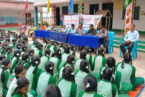 Giridih: Information on menstrual hygiene was provided at Kasturba School, awareness was created against child marriage and human trafficking.