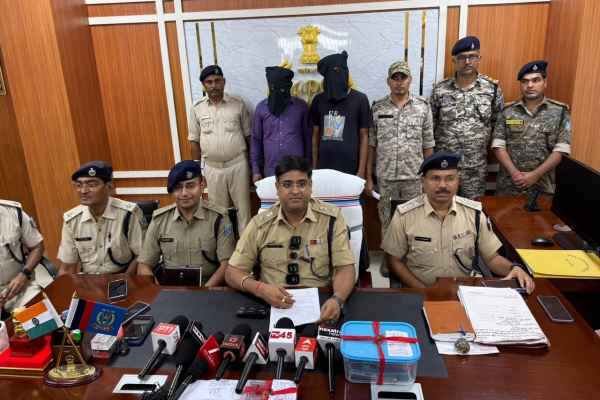 Godda police solved the jewellery robbery case, two accused arrested.