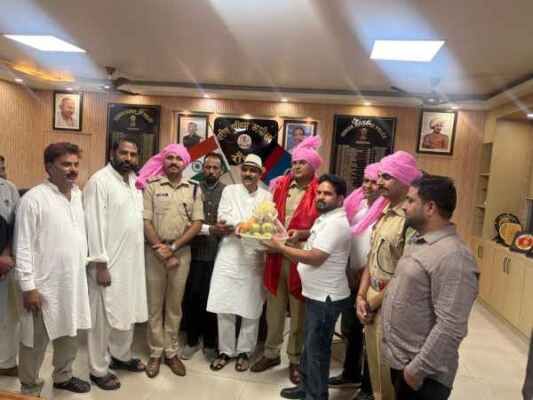 Ranchi: Various committees honored SSP and other police officers for the peaceful conduct of Muharram, tied turbans on their heads.