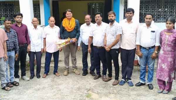Jamtara: District Animal Husbandry Officer Dr. Sanjeev Kumar was given a farewell, his service was appreciated.