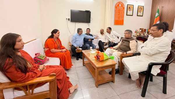 Ranchi: Mahamandaleshwar Mata Rajeshwari Nand Giri Maharaj met BJP state president Aditya Sahu.