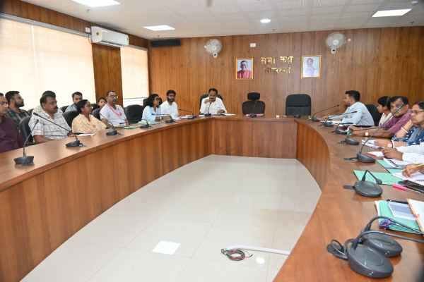 Lohardaga: DDC held a review meeting of the education department, said- 'Ensure 100% attendance of children in schools'