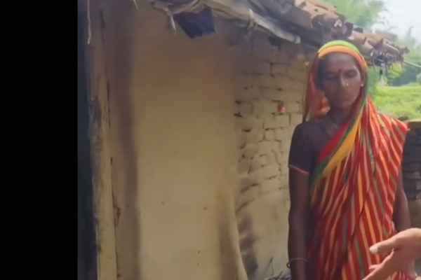 The brutal truth of the Amrit Kaal in Hazaribagh: A Dalit widow is forced to live in a dilapidated thatched house with three children. Has the dream of 'housing for all' remained confined to paper?