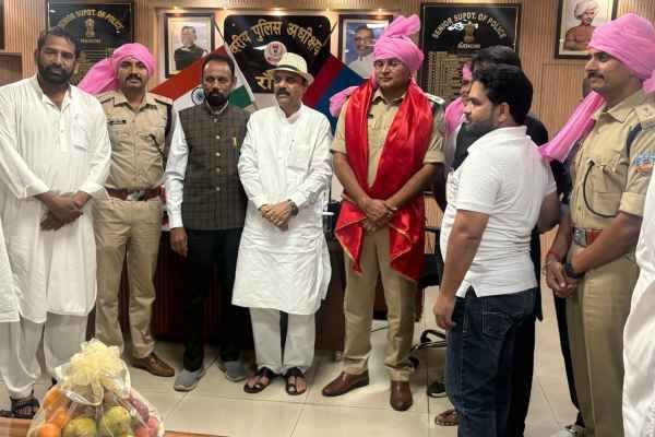 Ranchi: Various committees honored SSP and other police officers for the peaceful conduct of Muharram, tied turbans on their heads.