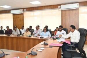 Lohardaga: DDC held a review meeting of the education department, said- 'Ensure 100% attendance of children in schools'