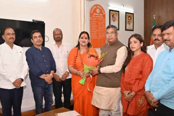 Ranchi: Mahamandaleshwar Mata Rajeshwari Nand Giri Maharaj met BJP state president Aditya Sahu.