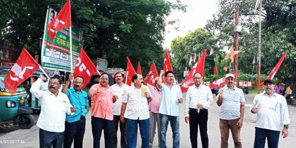 Bokaro: CPI protests demanding the resignation of the Union Education Minister, raising slogans against the Modi government.