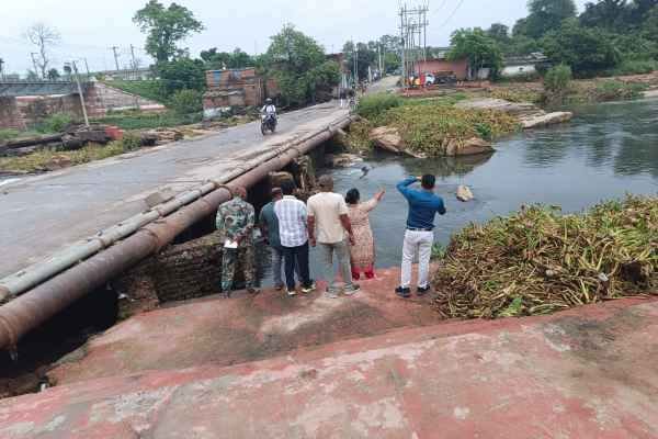 Ranchi Municipal Corporation busy in preparations for Sawan, Mayor inspected Swarnarekha Ghat