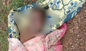 Chaibasa: Dead body of scrap dealer found tied to stone in Karo river, sensation in Guwa, suspicion of murder by crushing head
