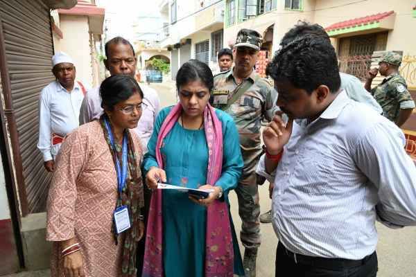 Pakur: Emphasis on effective implementation of SIR, DC inspects polling stations