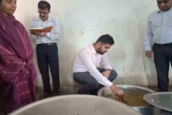 Palamu: DC conducts surprise inspection of Medininagar Kasturba Gandhi Girls School, interacts with students, motivates them regarding career