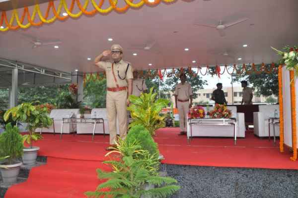 Ranchi: Passing out parade of Home Guard jawans at CTI Dhurwa, DIG took salute, said- Home Guard's role is important in law and order.